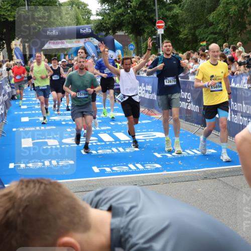 29.06.2025 - hella hamburg halbmarathon Zöllner http://msf.ph/oto/8208509 29.06.2025 10:49:31 Ziel 1342, 1476, 2592, 2596, 2878, 8437, 8689, 8813, 11339, 11779, 12094, 12670, 13269, 14838, 15784, 15857, 15894, 15966, 16891, 18476, 18887, 18960 meine-sportfotos.de