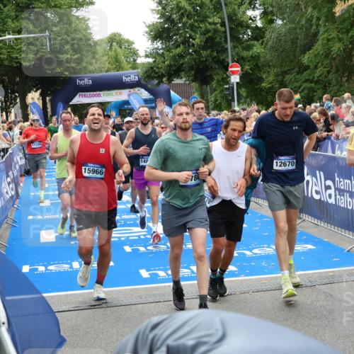 29.06.2025 - hella hamburg halbmarathon Zöllner http://msf.ph/oto/8208606 29.06.2025 10:49:33 Ziel 1342, 1476, 2516, 2592, 2596, 2878, 2889, 5705, 8437, 8689, 8813, 11339, 11340, 11779, 12094, 12670, 13233, 13269, 14562, 14838, 15784, 15857, 15894, 15966, 16114, 16592, 16738, 16891, 18476, 18887, 18960 meine-sportfotos.de