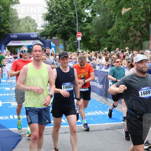29.06.2025 - hella hamburg halbmarathon Zöllner http://msf.ph/oto/8208626 29.06.2025 10:49:36 Ziel 2516, 2592, 2596, 2878, 2889, 5705, 8437, 8689, 8813, 9038, 9649, 11339, 11340, 11679, 11977, 12094, 13233, 14562, 15392, 15857, 16114, 16592, 16738, 17001, 18476, 18960 meine-sportfotos.de