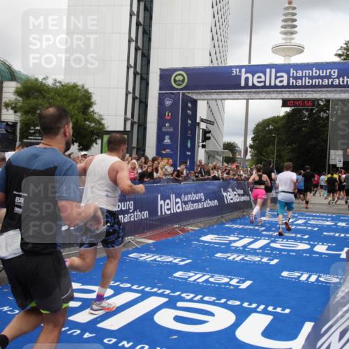 29.06.2025 - hella hamburg halbmarathon Michael Strokosch http://msf.ph/oto/8208650 29.06.2025 10:45:55 Ziel 3477, 4345, 4854, 6290, 6532, 7385, 10792, 11821, 13975, 14374, 14911, 15149, 16624, 17835, 18185 meine-sportfotos.de