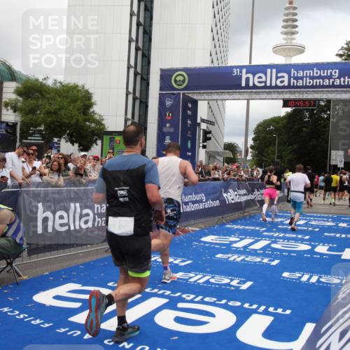 29.06.2025 - hella hamburg halbmarathon Michael Strokosch http://msf.ph/oto/8208669 29.06.2025 10:45:56 Ziel 3477, 4277, 4345, 6290, 6532, 7385, 10792, 11821, 14911, 15149, 16624, 18185, 19116 meine-sportfotos.de