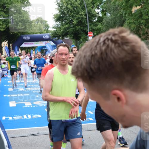 29.06.2025 - hella hamburg halbmarathon Zöllner http://msf.ph/oto/8208681 29.06.2025 10:49:36 Ziel 2516, 2592, 2596, 2878, 2889, 5705, 8437, 8689, 8813, 9038, 9649, 11339, 11340, 11679, 11977, 12094, 13233, 14562, 15392, 15857, 16114, 16592, 16738, 17001, 18476, 18960 meine-sportfotos.de