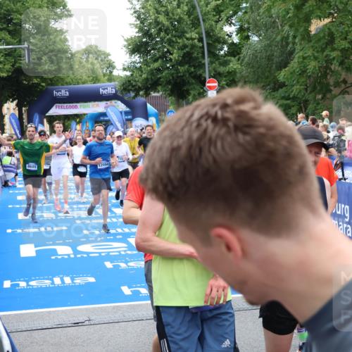 29.06.2025 - hella hamburg halbmarathon Zöllner http://msf.ph/oto/8208703 29.06.2025 10:49:37 Ziel 2516, 2592, 2596, 2889, 2937, 5705, 8437, 8689, 8813, 9038, 9649, 11340, 11679, 11977, 12094, 13233, 14562, 15392, 15857, 16114, 16592, 16738, 17001 meine-sportfotos.de