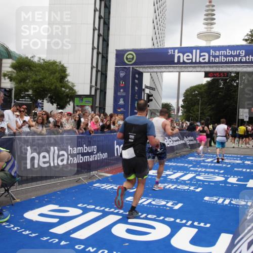 29.06.2025 - hella hamburg halbmarathon Michael Strokosch http://msf.ph/oto/8208715 29.06.2025 10:45:56 Ziel 3477, 4277, 4345, 6290, 6532, 7385, 10792, 11821, 14911, 15149, 16624, 18185, 19116 meine-sportfotos.de