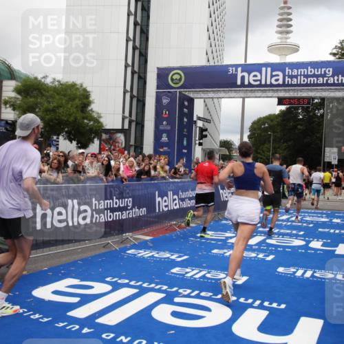 29.06.2025 - hella hamburg halbmarathon Michael Strokosch http://msf.ph/oto/8208763 29.06.2025 10:45:57 Ziel 3477, 4277, 4345, 6290, 6532, 7385, 8577, 8871, 10792, 11821, 14911, 15149, 16624, 18185, 19116 meine-sportfotos.de