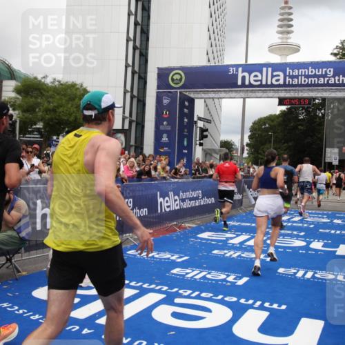 29.06.2025 - hella hamburg halbmarathon Michael Strokosch http://msf.ph/oto/8208803 29.06.2025 10:45:58 Ziel 3477, 4277, 4345, 6532, 7385, 8577, 8871, 10792, 11821, 12084, 14911, 15149, 16624, 17008, 18185, 19116 meine-sportfotos.de