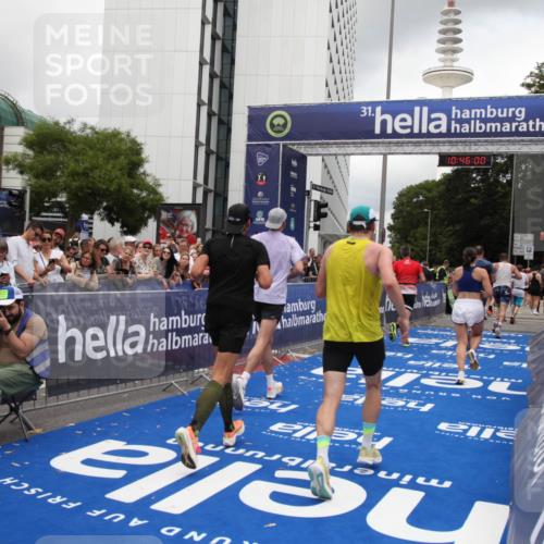 29.06.2025 - hella hamburg halbmarathon Michael Strokosch http://msf.ph/oto/8208822 29.06.2025 10:45:58 Ziel 3477, 4277, 4345, 6532, 7385, 8577, 8871, 10792, 11821, 12084, 14911, 15149, 16624, 17008, 18185, 19116 meine-sportfotos.de
