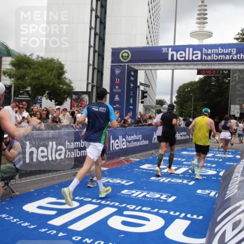 29.06.2025 - hella hamburg halbmarathon Michael Strokosch http://msf.ph/oto/8208838 29.06.2025 10:45:59 Ziel 3477, 4277, 6532, 8577, 8871, 10792, 11821, 12084, 14911, 15149, 16624, 17008, 18185, 19116 meine-sportfotos.de
