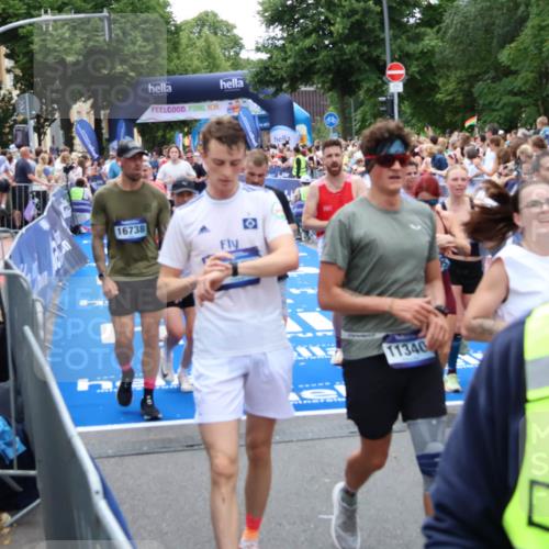 29.06.2025 - hella hamburg halbmarathon Zöllner http://msf.ph/oto/8208875 29.06.2025 10:49:41 Ziel 2504, 2516, 2706, 2889, 2937, 3060, 5705, 5978, 6115, 7332, 9038, 9463, 9619, 9649, 11340, 11679, 11977, 13233, 14562, 15392, 16114, 16592, 16738, 16843, 17001, 18058, 18451 meine-sportfotos.de
