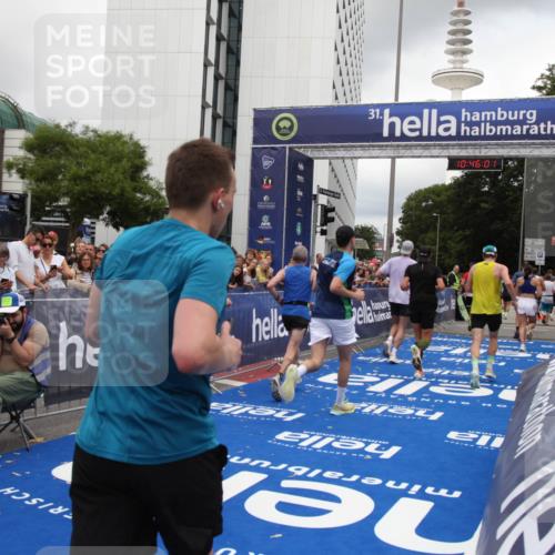 29.06.2025 - hella hamburg halbmarathon Michael Strokosch http://msf.ph/oto/8208886 29.06.2025 10:46:00 Ziel 2189, 3477, 4277, 6532, 8577, 8871, 10792, 11821, 12084, 14462, 14911, 15149, 16624, 17008, 18185, 19116 meine-sportfotos.de