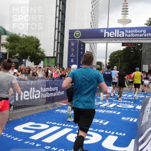 29.06.2025 - hella hamburg halbmarathon Michael Strokosch http://msf.ph/oto/8208900 29.06.2025 10:46:00 Ziel 2189, 3477, 4277, 6532, 8577, 8871, 10792, 11821, 12084, 14462, 14911, 15149, 16624, 17008, 18185, 19116 meine-sportfotos.de
