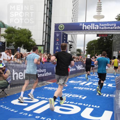 29.06.2025 - hella hamburg halbmarathon Michael Strokosch http://msf.ph/oto/8208930 29.06.2025 10:46:02 Ziel 2189, 4277, 5648, 6532, 8269, 8577, 8871, 10792, 11821, 11936, 12084, 14462, 14911, 15149, 17008, 18081, 18185, 19116 meine-sportfotos.de