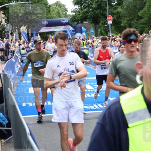 29.06.2025 - hella hamburg halbmarathon Zöllner http://msf.ph/oto/8208932 29.06.2025 10:49:42 Ziel 2504, 2516, 2706, 2889, 2937, 3060, 5705, 5978, 6115, 7332, 9038, 9463, 9619, 9649, 11679, 11977, 14562, 15392, 16738, 16843, 16877, 17001, 18058, 18451, 18926 meine-sportfotos.de