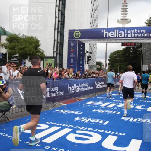 29.06.2025 - hella hamburg halbmarathon Michael Strokosch http://msf.ph/oto/8209018 29.06.2025 10:46:04 Ziel 2189, 4277, 5648, 6460, 6532, 8269, 8577, 8871, 11936, 12084, 12269, 14462, 14804, 15149, 17008, 18081, 19116 meine-sportfotos.de