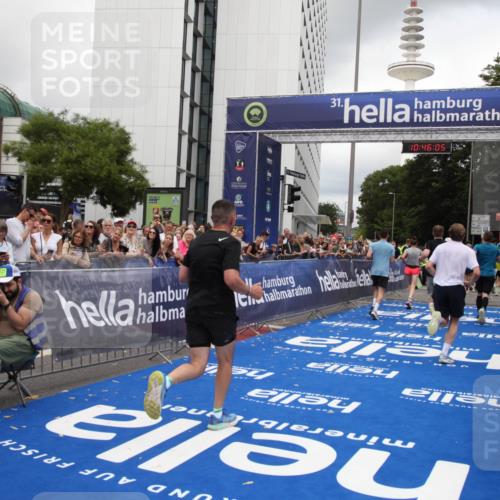 29.06.2025 - hella hamburg halbmarathon Michael Strokosch http://msf.ph/oto/8209034 29.06.2025 10:46:04 Ziel 2189, 4277, 5648, 6460, 6532, 8269, 8577, 8871, 11936, 12084, 12269, 14462, 14804, 15149, 17008, 18081, 19116 meine-sportfotos.de