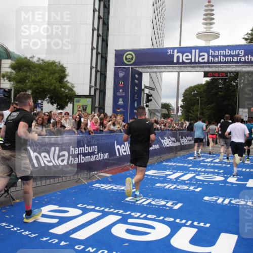 29.06.2025 - hella hamburg halbmarathon Michael Strokosch http://msf.ph/oto/8209050 29.06.2025 10:46:04 Ziel 2189, 4277, 5648, 6460, 6532, 8269, 8577, 8871, 11936, 12084, 12269, 14462, 14804, 15149, 17008, 18081, 19116 meine-sportfotos.de