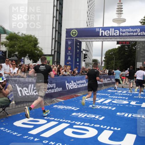 29.06.2025 - hella hamburg halbmarathon Michael Strokosch http://msf.ph/oto/8209102 29.06.2025 10:46:04 Ziel 2189, 4277, 5648, 6460, 6532, 8269, 8577, 8871, 11936, 12084, 12269, 14462, 14804, 15149, 17008, 18081, 19116 meine-sportfotos.de