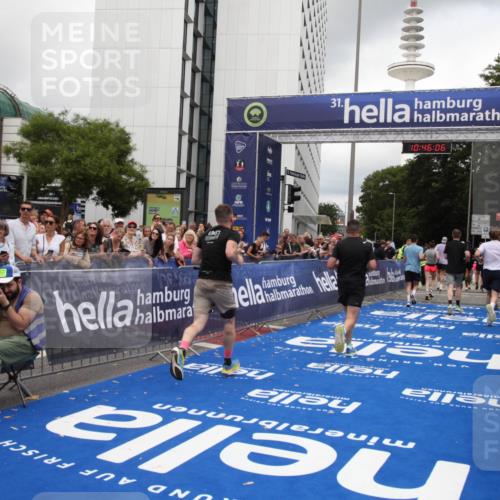 29.06.2025 - hella hamburg halbmarathon Michael Strokosch http://msf.ph/oto/8209127 29.06.2025 10:46:05 Ziel 2189, 4277, 5648, 6460, 8269, 8577, 8871, 9585, 11936, 12084, 12269, 13630, 14462, 14804, 17008, 18081, 19116 meine-sportfotos.de
