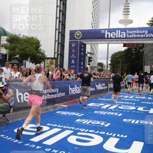 29.06.2025 - hella hamburg halbmarathon Michael Strokosch http://msf.ph/oto/8209140 29.06.2025 10:46:05 Ziel 2189, 4277, 5648, 6460, 8269, 8577, 8871, 9585, 11936, 12084, 12269, 13630, 14462, 14804, 17008, 18081, 19116 meine-sportfotos.de