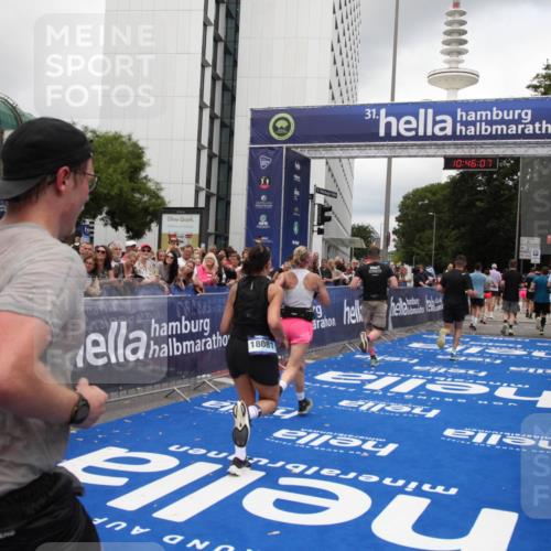 29.06.2025 - hella hamburg halbmarathon Michael Strokosch http://msf.ph/oto/8209198 29.06.2025 10:46:06 Ziel 2189, 5648, 6460, 8269, 8577, 8871, 9585, 11936, 12084, 12269, 13630, 14462, 14804, 17008, 18081 meine-sportfotos.de