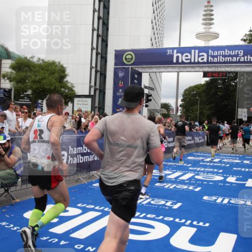 29.06.2025 - hella hamburg halbmarathon Michael Strokosch http://msf.ph/oto/8209203 29.06.2025 10:46:06 Ziel 2189, 5648, 6460, 8269, 8577, 8871, 9585, 11936, 12084, 12269, 13630, 14462, 14804, 17008, 18081 meine-sportfotos.de