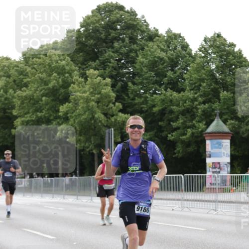 29.06.2025 - hella hamburg halbmarathon Jannik Wohlers http://msf.ph/oto/8209209 29.06.2025 10:26:15 Lombardsbrücke 2643, 4507, 4509, 4844, 6625, 6905, 8079, 9186, 11270, 11740, 12071, 12126, 13264, 14930, 15027, 15807, 15878, 16788, 17300, 17675, 18074, 18087, 18516 meine-sportfotos.de