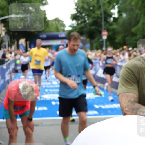 29.06.2025 - hella hamburg halbmarathon Zöllner http://msf.ph/oto/8209216 29.06.2025 10:49:46 Ziel 2504, 2706, 2937, 3060, 3543, 5894, 5978, 6115, 6125, 7332, 9463, 9551, 9619, 9723, 9924, 13159, 14794, 16843, 16877, 17282, 17753, 18058, 18451, 18926 meine-sportfotos.de