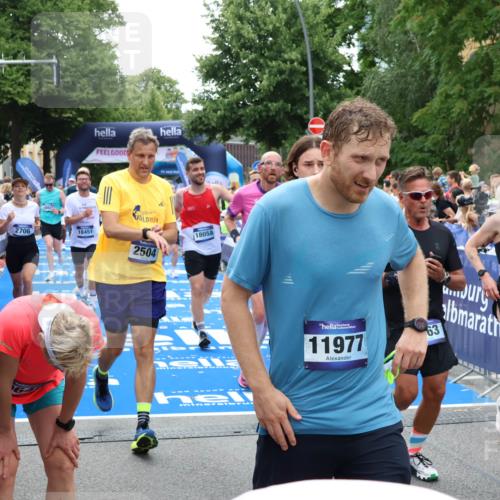 29.06.2025 - hella hamburg halbmarathon Zöllner http://msf.ph/oto/8209250 29.06.2025 10:49:47 Ziel 2504, 2706, 3060, 3543, 5894, 5978, 6115, 6125, 7332, 9463, 9551, 9619, 9723, 9924, 11975, 13159, 14794, 16843, 16877, 17282, 17753, 18058, 18451, 18926 meine-sportfotos.de
