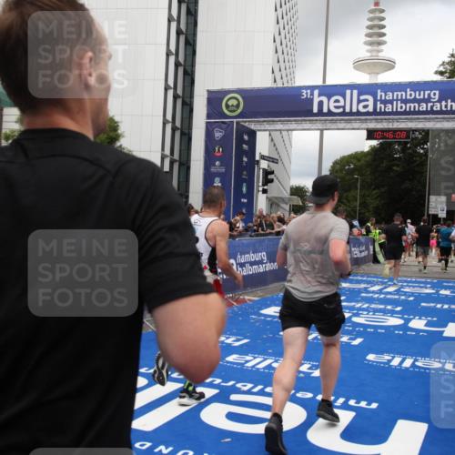 29.06.2025 - hella hamburg halbmarathon Michael Strokosch http://msf.ph/oto/8209255 29.06.2025 10:46:07 Ziel 2189, 5648, 6460, 8269, 9585, 11936, 12084, 12269, 13630, 14462, 14804, 17008, 18081, 18702 meine-sportfotos.de