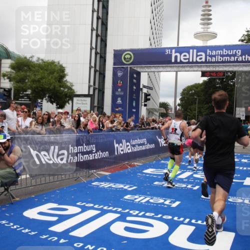 29.06.2025 - hella hamburg halbmarathon Michael Strokosch http://msf.ph/oto/8209277 29.06.2025 10:46:07 Ziel 2189, 5648, 6460, 8269, 9585, 11936, 12084, 12269, 13630, 14462, 14804, 17008, 18081, 18702 meine-sportfotos.de