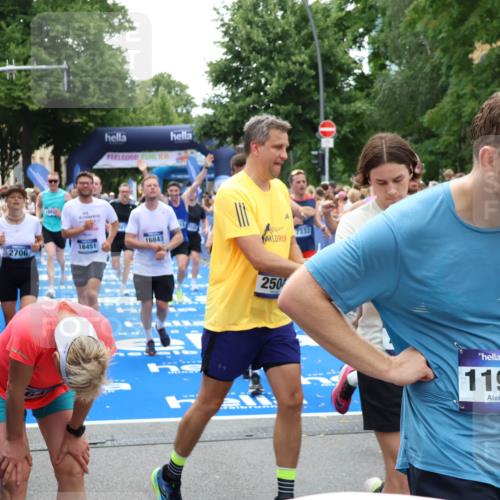 29.06.2025 - hella hamburg halbmarathon Zöllner http://msf.ph/oto/8209281 29.06.2025 10:49:47 Ziel 2504, 2706, 3060, 3543, 5894, 5978, 6115, 6125, 7332, 9463, 9551, 9619, 9723, 9924, 11975, 13159, 14794, 16843, 16877, 17282, 17753, 18058, 18451, 18926 meine-sportfotos.de