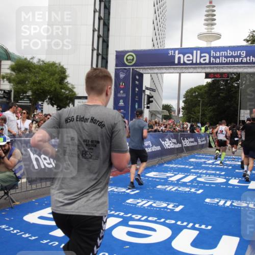 29.06.2025 - hella hamburg halbmarathon Michael Strokosch http://msf.ph/oto/8209319 29.06.2025 10:46:09 Ziel 2189, 2707, 5648, 6460, 7961, 8269, 9585, 11125, 11936, 12269, 13630, 14462, 14804, 16136, 16466, 16475, 18081, 18702 meine-sportfotos.de
