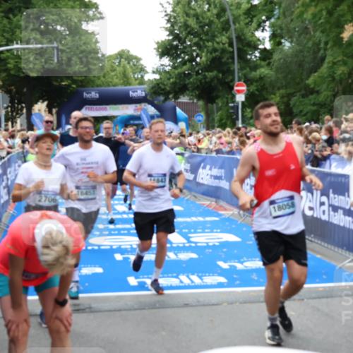 29.06.2025 - hella hamburg halbmarathon Zöllner http://msf.ph/oto/8209332 29.06.2025 10:49:48 Ziel 2706, 3060, 3543, 5894, 6115, 6125, 7332, 9551, 9619, 9723, 9924, 11975, 13159, 14794, 16843, 16877, 17282, 17753, 18058, 18451, 18926 meine-sportfotos.de