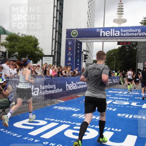 29.06.2025 - hella hamburg halbmarathon Michael Strokosch http://msf.ph/oto/8209374 29.06.2025 10:46:09 Ziel 2189, 2707, 5648, 6460, 7961, 8269, 9585, 11125, 11936, 12269, 13630, 14462, 14804, 16136, 16466, 16475, 18081, 18702 meine-sportfotos.de
