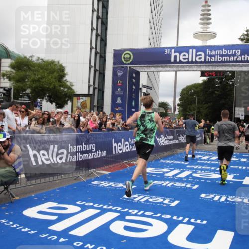 29.06.2025 - hella hamburg halbmarathon Michael Strokosch http://msf.ph/oto/8209403 29.06.2025 10:46:10 Ziel 1759, 2707, 3087, 5648, 6460, 7961, 8269, 9585, 11125, 11936, 12269, 13630, 14804, 16136, 16466, 16475, 18081, 18702 meine-sportfotos.de