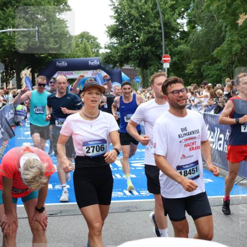 29.06.2025 - hella hamburg halbmarathon Zöllner http://msf.ph/oto/8209453 29.06.2025 10:49:49 Ziel 2706, 3060, 3543, 5894, 6125, 7332, 9200, 9551, 9619, 9723, 9924, 11975, 13159, 14794, 16800, 16843, 16877, 17282, 17753, 18451, 18926 meine-sportfotos.de