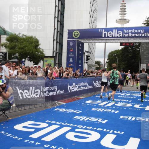 29.06.2025 - hella hamburg halbmarathon Michael Strokosch http://msf.ph/oto/8209482 29.06.2025 10:46:11 Ziel 1759, 2707, 3087, 5648, 6460, 7450, 7961, 9585, 11125, 11936, 12269, 13630, 14804, 16136, 16466, 16475, 18081, 18702 meine-sportfotos.de