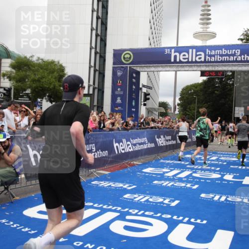 29.06.2025 - hella hamburg halbmarathon Michael Strokosch http://msf.ph/oto/8209495 29.06.2025 10:46:11 Ziel 1759, 2707, 3087, 5648, 6460, 7450, 7961, 9585, 11125, 11936, 12269, 13630, 14804, 16136, 16466, 16475, 18081, 18702 meine-sportfotos.de