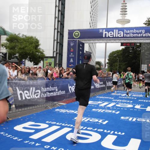 29.06.2025 - hella hamburg halbmarathon Michael Strokosch http://msf.ph/oto/8209510 29.06.2025 10:46:12 Ziel 1759, 2707, 3087, 6460, 7450, 7961, 9585, 11094, 11125, 12269, 13630, 14804, 16136, 16466, 16475, 18702, 18797 meine-sportfotos.de