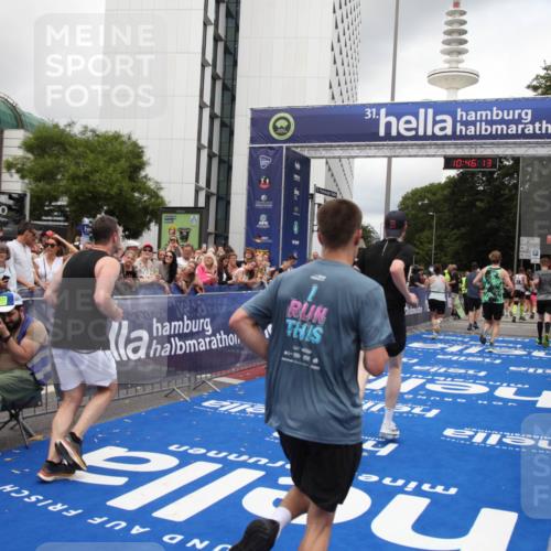 29.06.2025 - hella hamburg halbmarathon Michael Strokosch http://msf.ph/oto/8209521 29.06.2025 10:46:12 Ziel 1759, 2707, 3087, 6460, 7450, 7961, 9585, 11094, 11125, 12269, 13630, 14804, 16136, 16466, 16475, 18702, 18797 meine-sportfotos.de