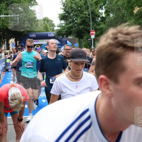29.06.2025 - hella hamburg halbmarathon Zöllner http://msf.ph/oto/8209543 29.06.2025 10:49:50 Ziel 3060, 3543, 4017, 5460, 5894, 6125, 7332, 9126, 9200, 9551, 9619, 9723, 9924, 11975, 13159, 13463, 14794, 16800, 16877, 17282, 17753, 18926, 19122 meine-sportfotos.de