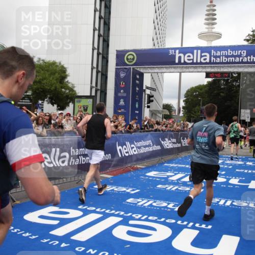 29.06.2025 - hella hamburg halbmarathon Michael Strokosch http://msf.ph/oto/8209569 29.06.2025 10:46:13 Ziel 1759, 2707, 3087, 6460, 7450, 7961, 9585, 11094, 11125, 13630, 14804, 16136, 16466, 16475, 18702, 18797 meine-sportfotos.de