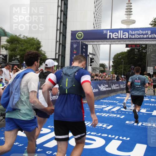 29.06.2025 - hella hamburg halbmarathon Michael Strokosch http://msf.ph/oto/8209621 29.06.2025 10:46:13 Ziel 1759, 2707, 3087, 6460, 7450, 7961, 9585, 11094, 11125, 13630, 14804, 16136, 16466, 16475, 18702, 18797 meine-sportfotos.de