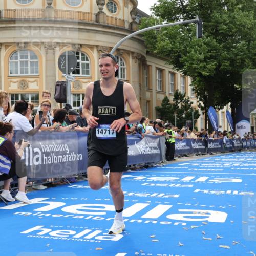 29.06.2025 - hella hamburg halbmarathon Strokosch-Dieckow http://msf.ph/oto/8209661 29.06.2025 10:21:12 Ziel 14717, 14933 meine-sportfotos.de