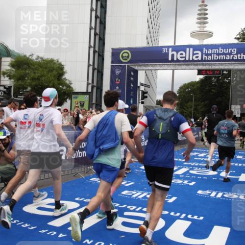 29.06.2025 - hella hamburg halbmarathon Michael Strokosch http://msf.ph/oto/8209675 29.06.2025 10:46:13 Ziel 1759, 2707, 3087, 6460, 7450, 7961, 9585, 11094, 11125, 13630, 14804, 16136, 16466, 16475, 18702, 18797 meine-sportfotos.de