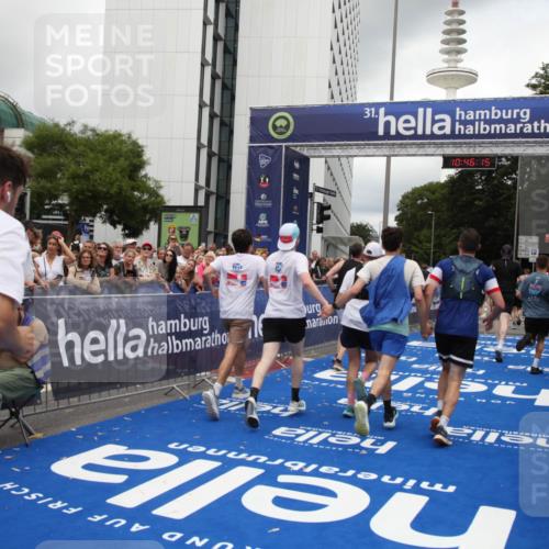 29.06.2025 - hella hamburg halbmarathon Michael Strokosch http://msf.ph/oto/8209691 29.06.2025 10:46:14 Ziel 1569, 1759, 2590, 2707, 3087, 6388, 7450, 7961, 9585, 10796, 11094, 11125, 13630, 16136, 16466, 16475, 18702, 18797 meine-sportfotos.de