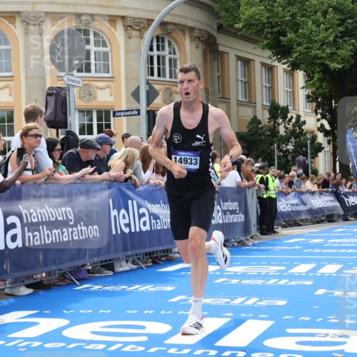 29.06.2025 - hella hamburg halbmarathon Strokosch-Dieckow http://msf.ph/oto/8209738 29.06.2025 10:21:22 Ziel 14933 meine-sportfotos.de