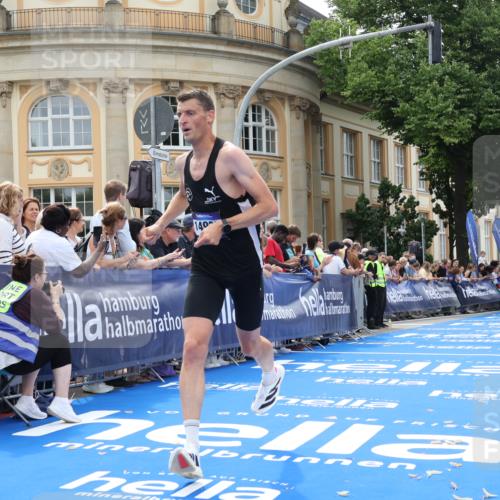 29.06.2025 - hella hamburg halbmarathon Strokosch-Dieckow http://msf.ph/oto/8209751 29.06.2025 10:21:22 Ziel 14933 meine-sportfotos.de