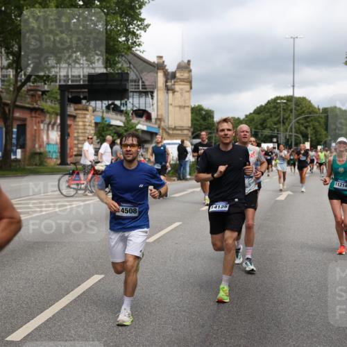 29.06.2025 - hella hamburg halbmarathon Yannick Fuchs http://msf.ph/oto/8209757 29.06.2025 10:45:08 20KM 1366, 1461, 2411, 2540, 2880, 4077, 4816, 5018, 5336, 5600, 7134, 7369, 7943, 8117, 8205, 8261, 8508, 8819, 8989, 10057, 10215, 10508, 10603, 11214, 11422, 11512, 11733, 12016, 12778, 12949, 13073, 13808, 14125, 15480, 15720, 15871, 16285, 16291, 16907, 17129, 17823, 18006, 18182, 18413, 18489, 19007 meine-sportfotos.de