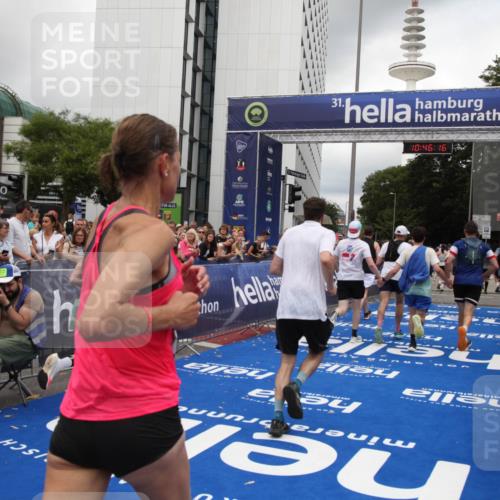 29.06.2025 - hella hamburg halbmarathon Michael Strokosch http://msf.ph/oto/8209763 29.06.2025 10:46:15 Ziel 1569, 1759, 2048, 2590, 2707, 3087, 4949, 6388, 7450, 7961, 10796, 11094, 11125, 16136, 16466, 16475, 17190, 18702, 18797 meine-sportfotos.de